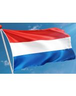 nederlandse vlag met blauwe lucht