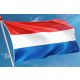 nederlandse vlag met blauwe lucht