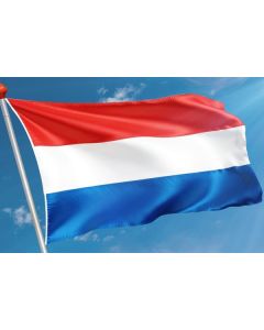 nederlandse vlag met blauwe lucht